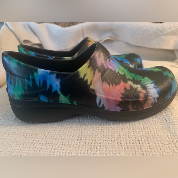 Crocs Women's Size 7 Multicolor Tie Dye Clog Shoes Slip Resistant - Picture 4 of 10
